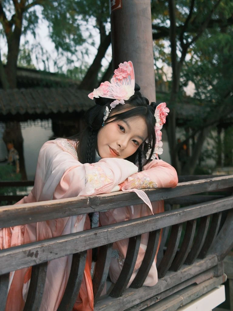 Ming dynasty Hanfu — pleated mamian skirt and crossed-collar top
