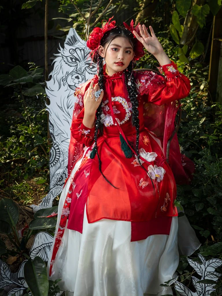Song dynasty Hanfu — narrow-sleeved beizi in celadon silk