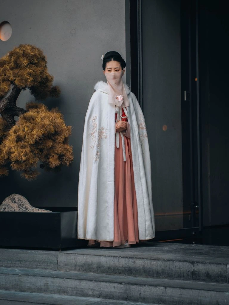 Han dynasty Hanfu — deep-sleeved shenyi robe in ivory linen