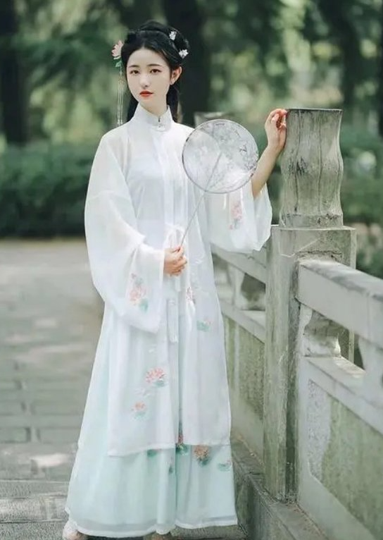 What is the difference between qipao and hanfu?