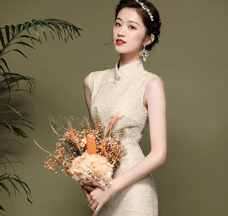 How should a cheongsam fit