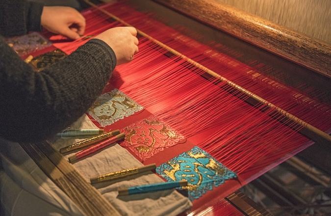 What are the main materials of traditional Chinese clothing