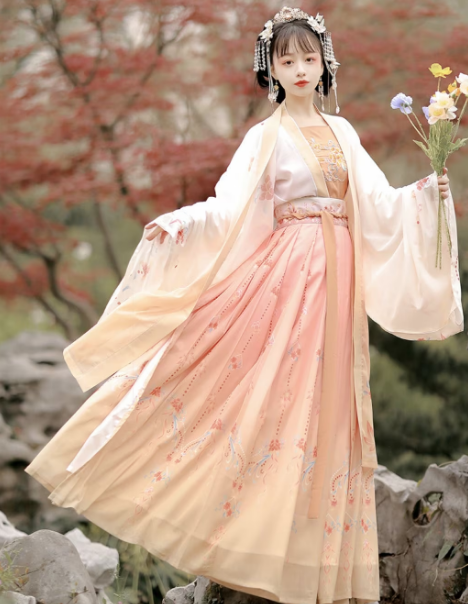 What are the main materials of traditional Chinese clothing