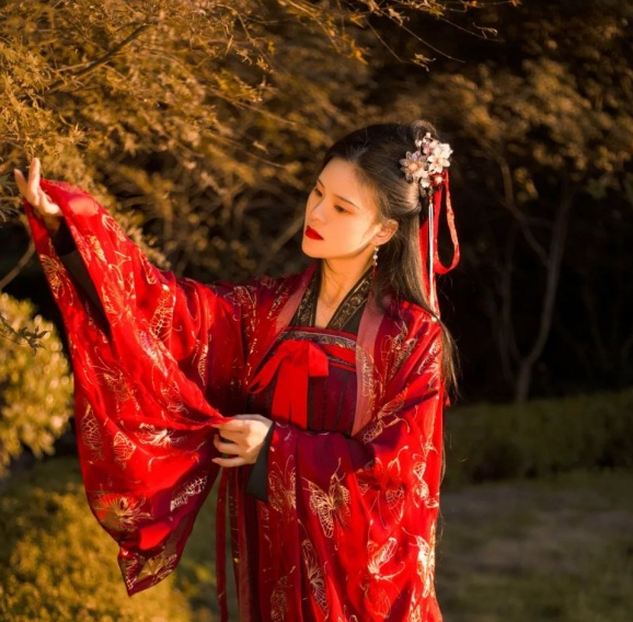Beauties Wearing Traditional Chinese Costumes Dazzle in Parks Across Chongqing