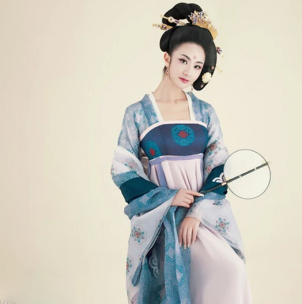 What were the palace costumes in the Tang Dynasty