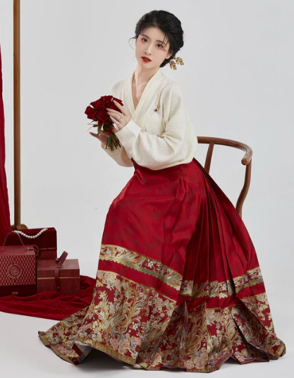 What is the history of the Mamian skirt