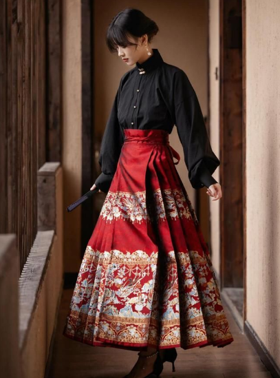 What are the characteristics of the horse-faced skirts