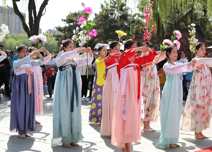 What is the controversy with hanfu