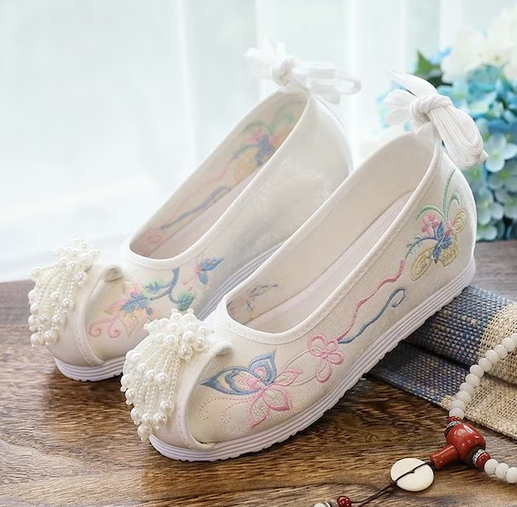 What are the most popular Hanfu shoes in China