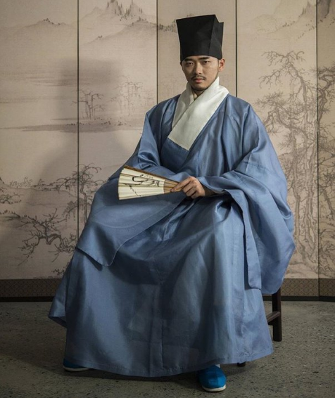 Why was hanfu banned in the Qing Dynasty