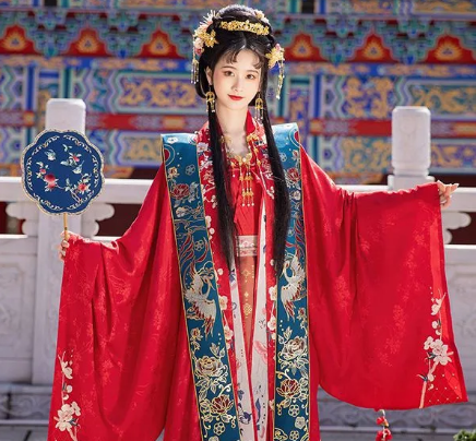 What accessories complement Hanfu outfits