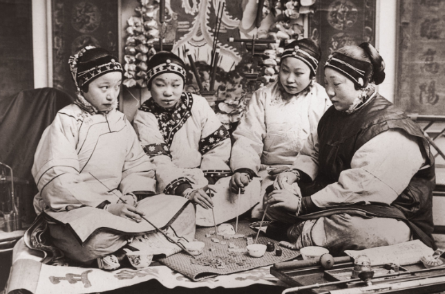How did foot binding affect qing dynasty Hanfu styles