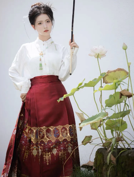 What are the pros and cons of wearing modernised Hanfu