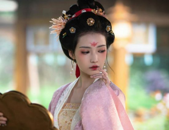 What are essential elements of Hanfu makeup
